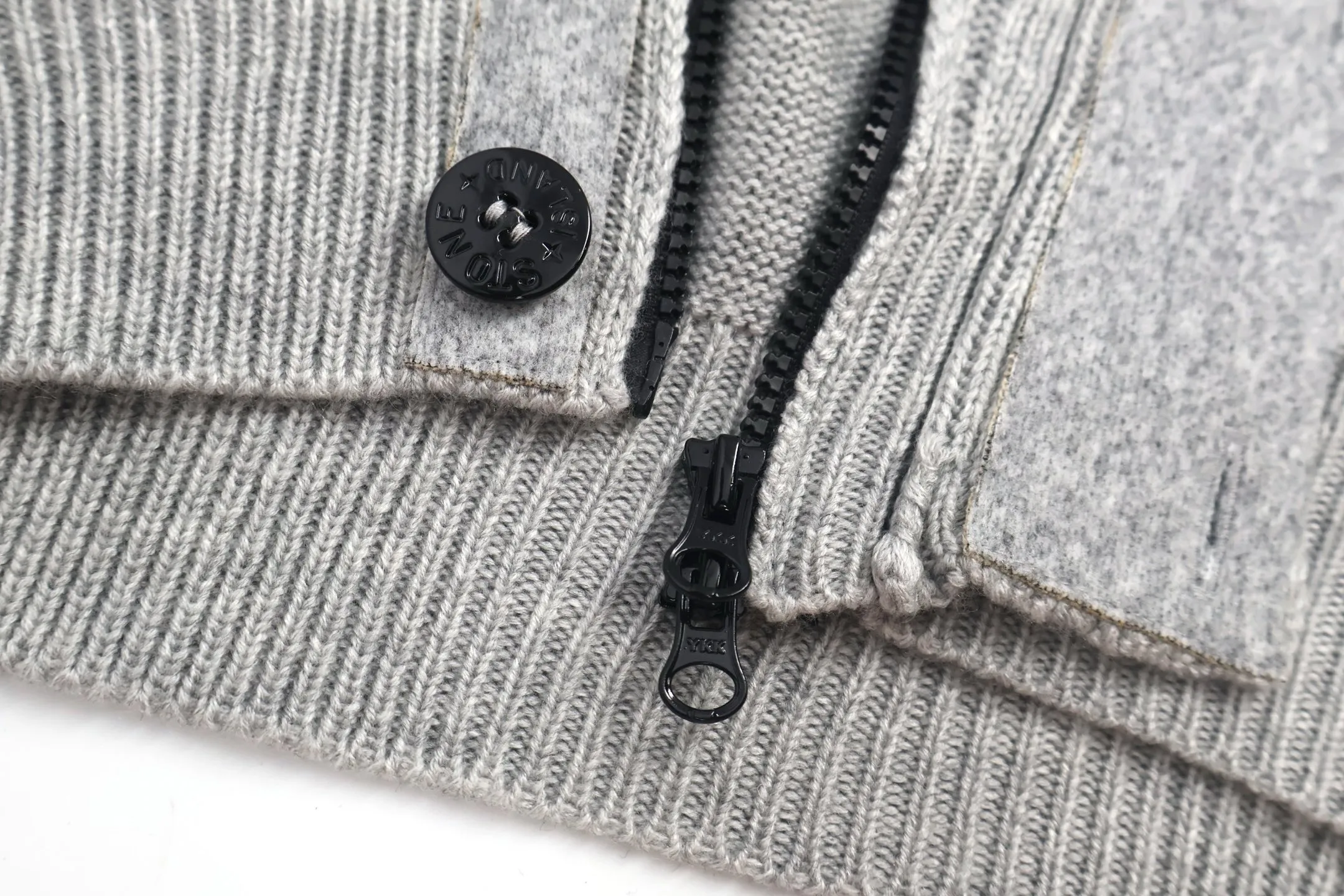 🅿️720 [Exclusive supply] Stone Island cardigan sweater (grey) purchased and developed from the original 3621, the fabric is woven with 100% sheep wool yarn. The overall comfort is more skin-friendly than the original version. The YB upper body is particularly tight. We adjusted the overall feel and skin-friendly feeling based on the quality of the original wool yarn. Both are more comfortable and breathable than the ZP upper body. There is no difference between the stripes and the original version. And it can be made to be full of grade. Supports random detection of wool content. Guarantee that every item the customer gets is a high-quality product. Custom-made 100-yuan woolen access control hemming. After the factory hemming of the clothes and sweaters is completed, they still need to be sent to the weaving factory for secondary processing. It is very laborious. Custom-made hardware buttons, Stone Island armbands, and zippers took 3 months to complete. The details are full. The overall wiring is straight and delicate, the fabric is comfortable and soft, and the color is consistent without color difference. It can be matched with the same style to create a fashionable look, and can be used in various occasions. Customized accessories, complete with three standards, the same style for men and women. Size:S-M-L